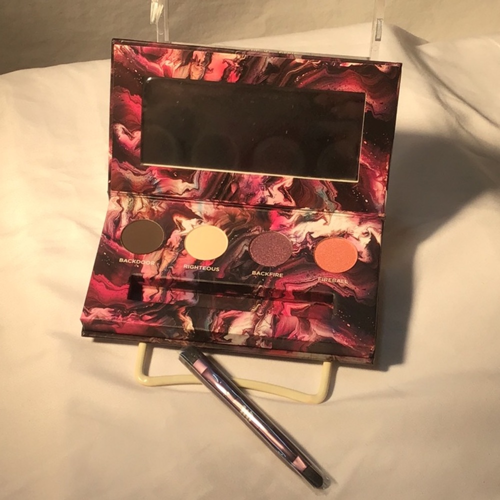 💕Never used💕 Urban Decay mini eyeshadow palette